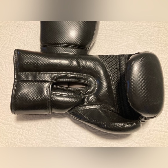 New set of black boxing gloves with hand wraps - Picture 5 of 7